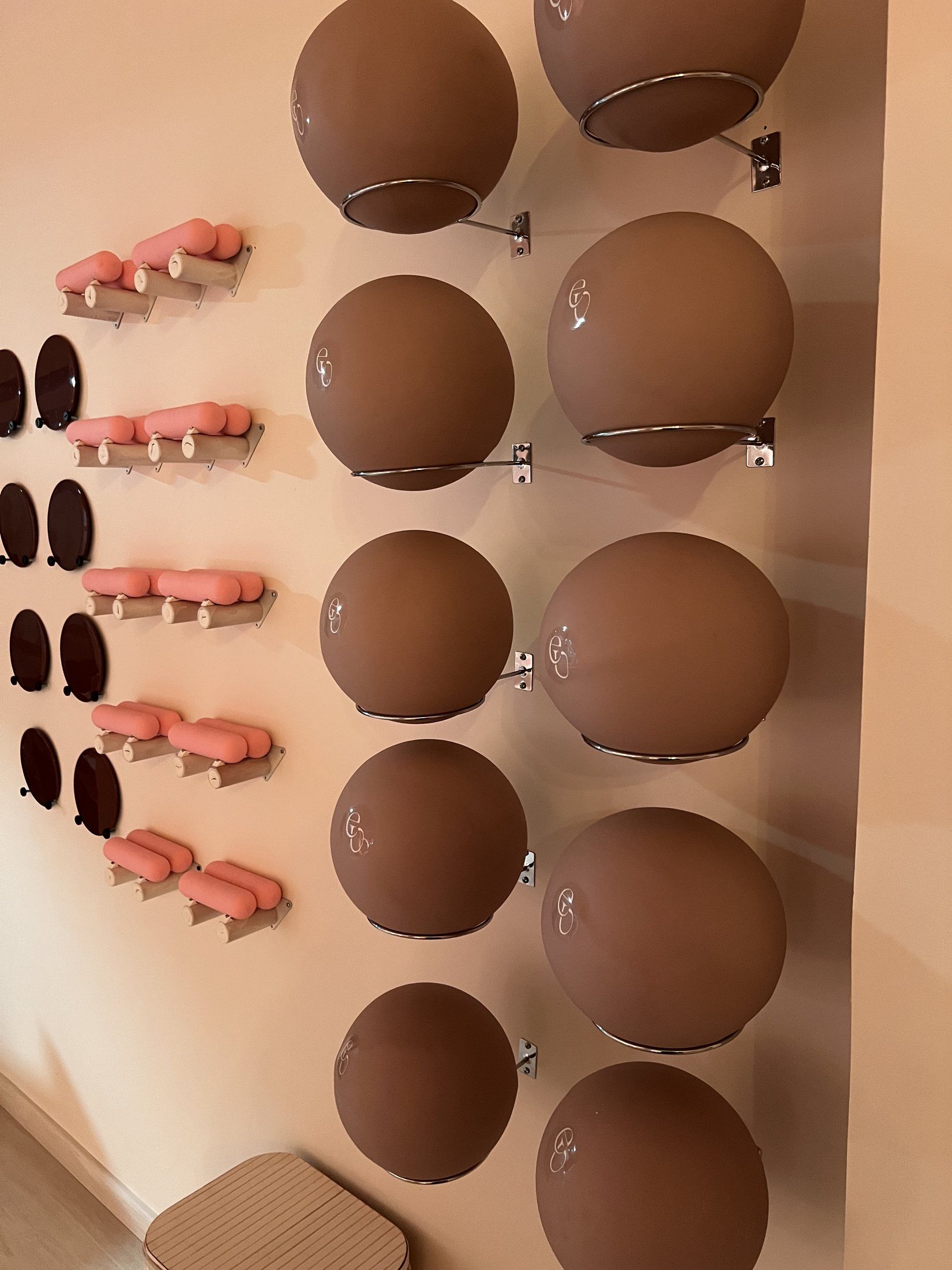 Pared con las pelotas de Barre colgadas