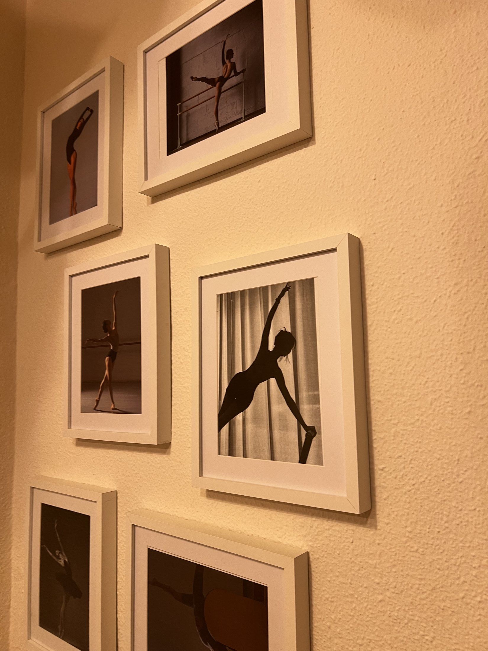 Cuadros de bailarinas en la pared del estudio