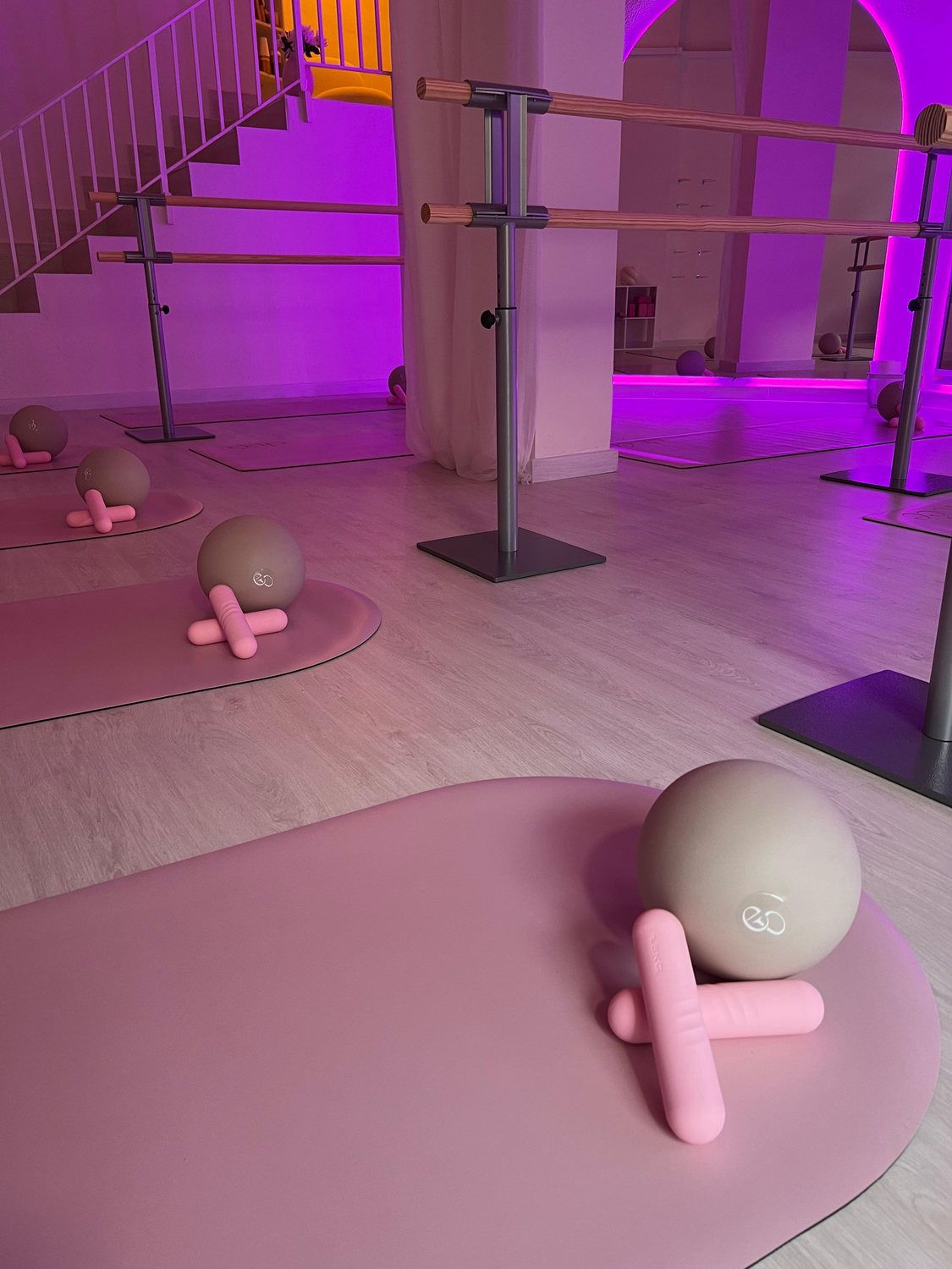 Sala de Barre con luz violeta, barras y material de clase en el suelo