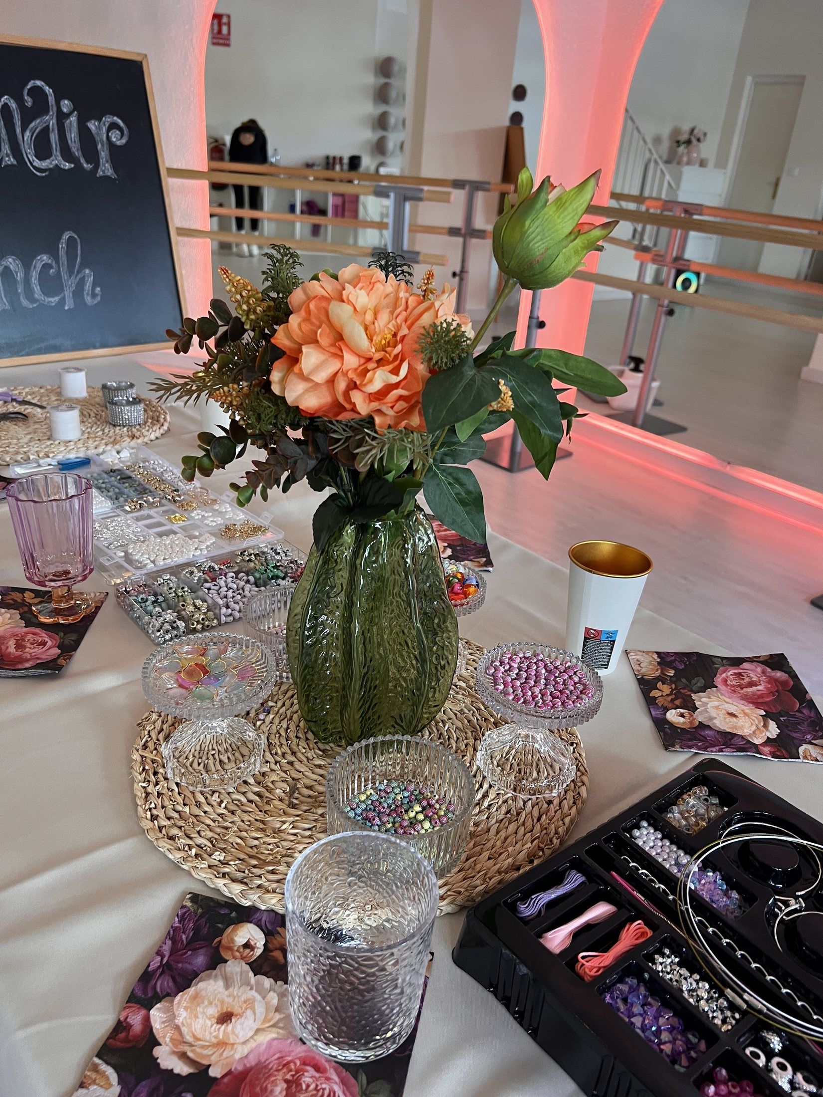 Pizarra y flores en la mesa del taller del estudio de Barre