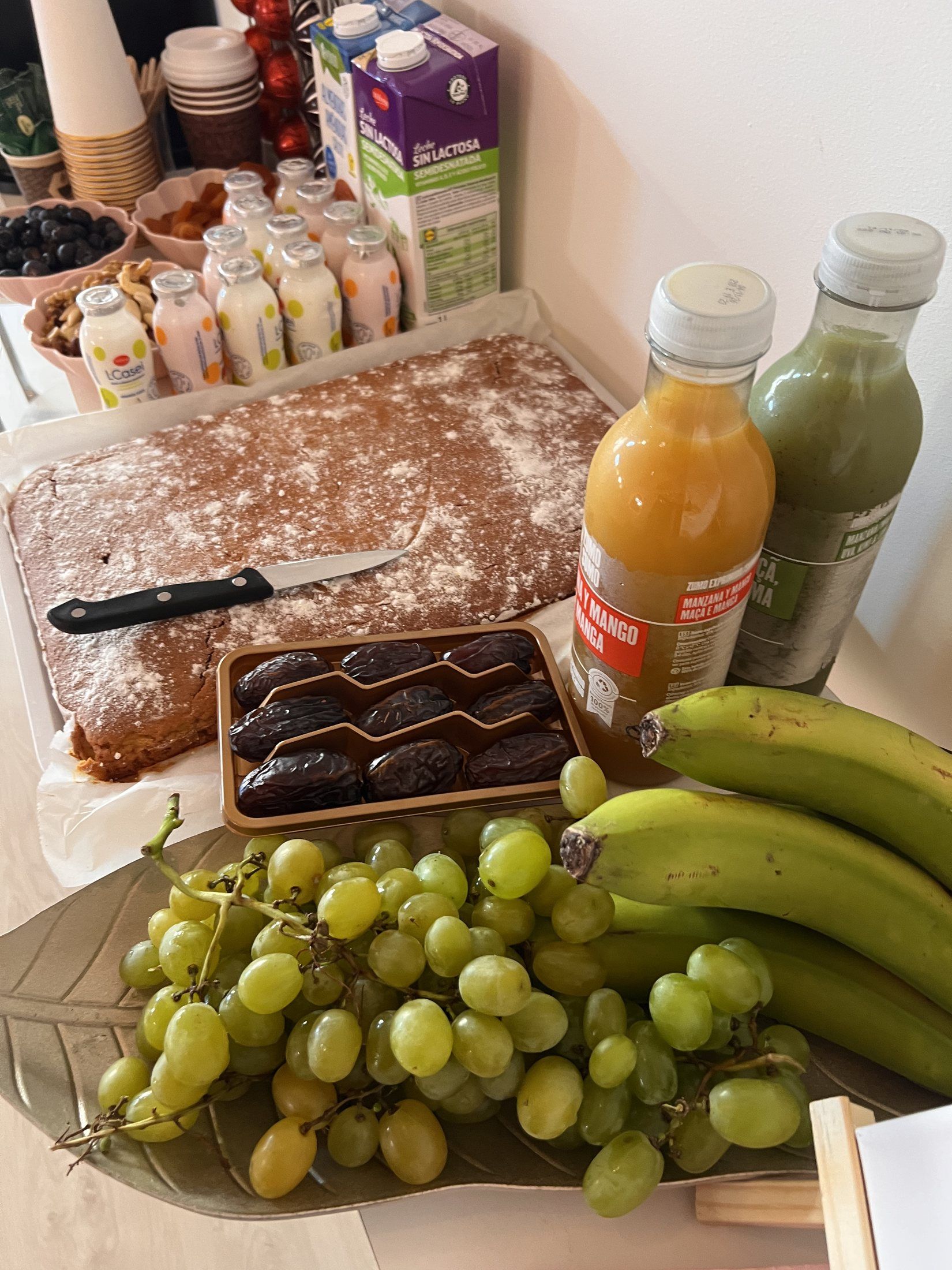 Desayuno del evento: bizcocho, zumos y fruta