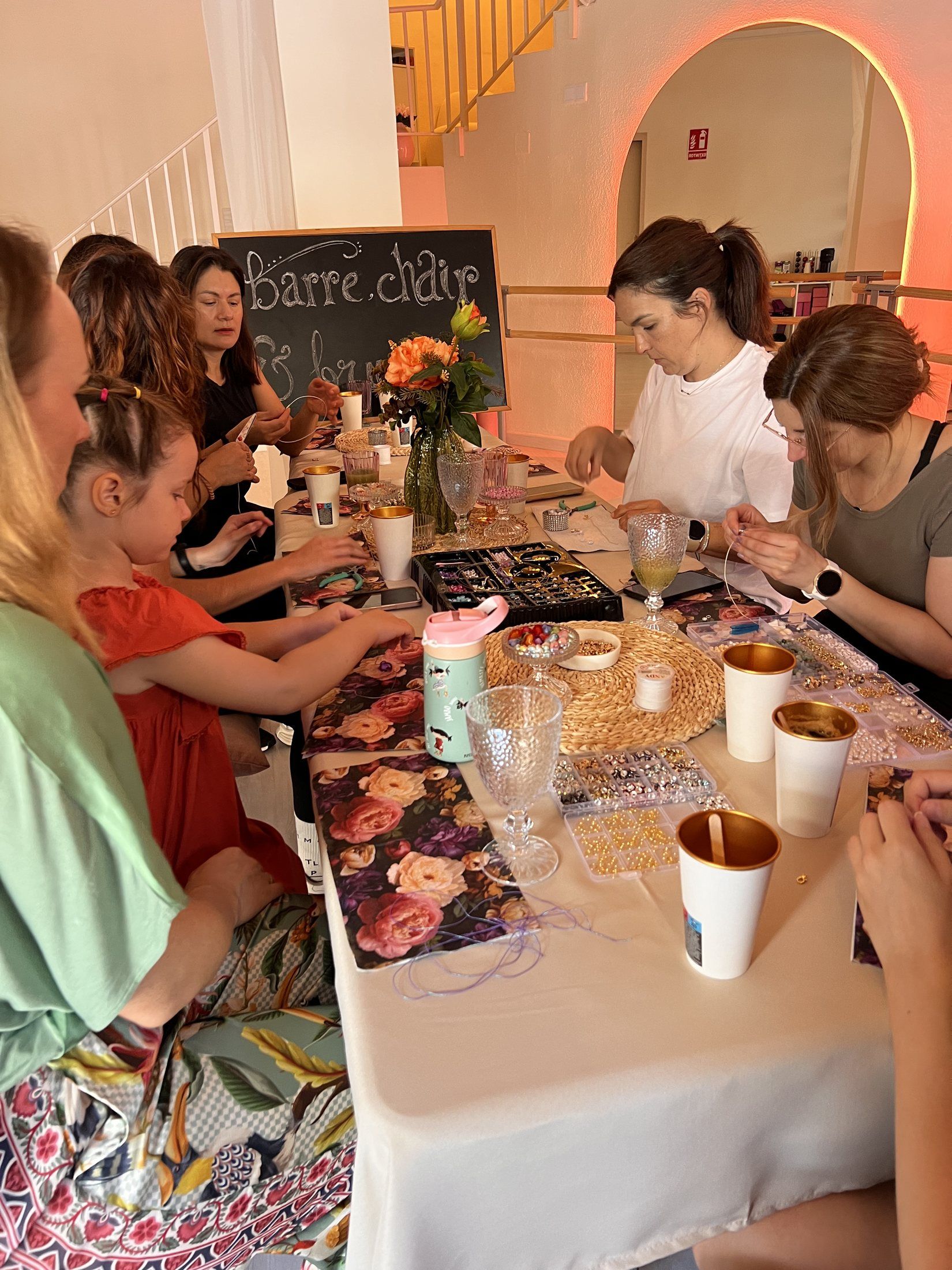 Taller en el estudio de Barre, con las mesas preparadas y las alumnas trabajando