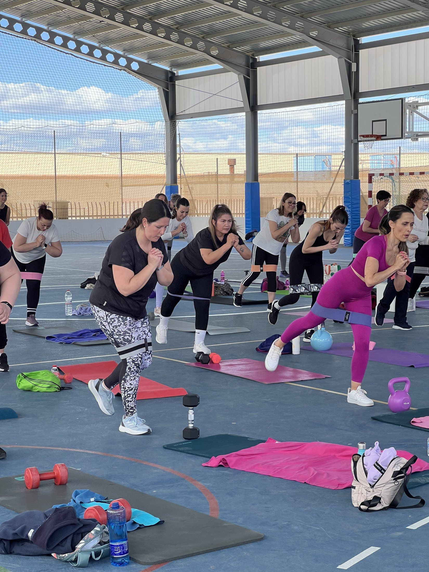 Entrenamiento en grupo al aire libre en una pista cubierta
