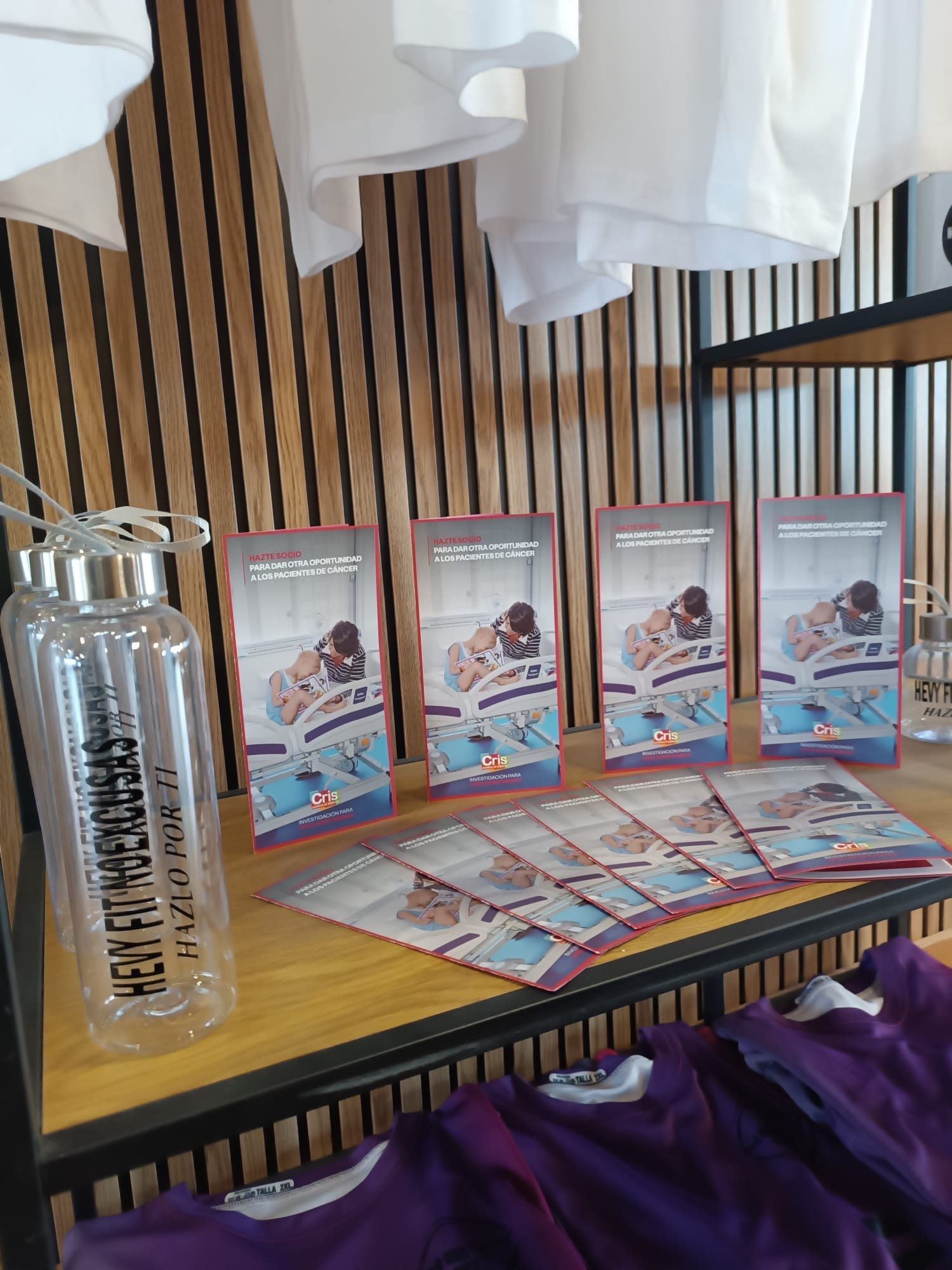 Botellas y folletos de Hevy Fit preparados para un evento
