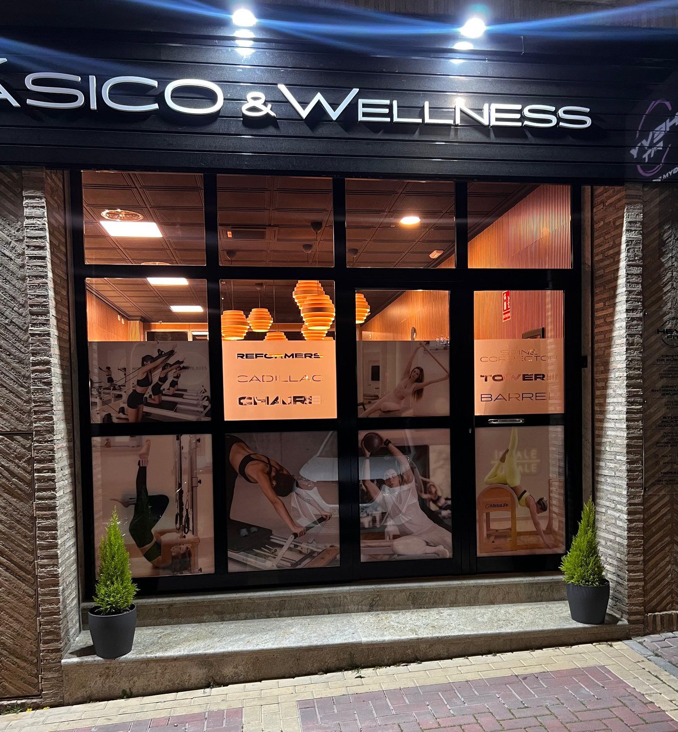 Fachada de Hevy Fit en la avenida Luis de los Reyes, con el rótulo iluminado y el escaparate del estudio