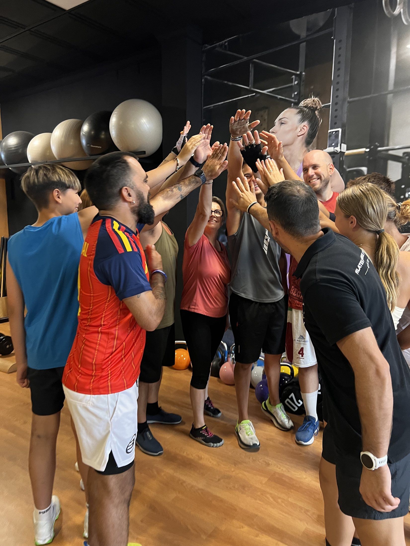 Grupo de entrenamiento chocando las manos al terminar la sesión